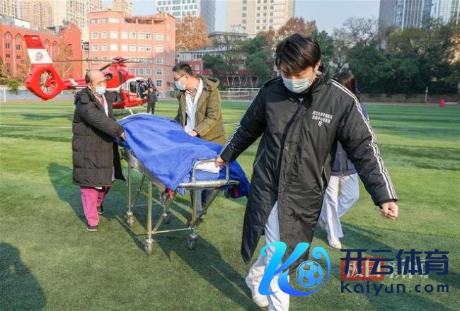 女子被升降机砸伤 直升秘密紧转运 分秒必争抢救脊髓毁伤