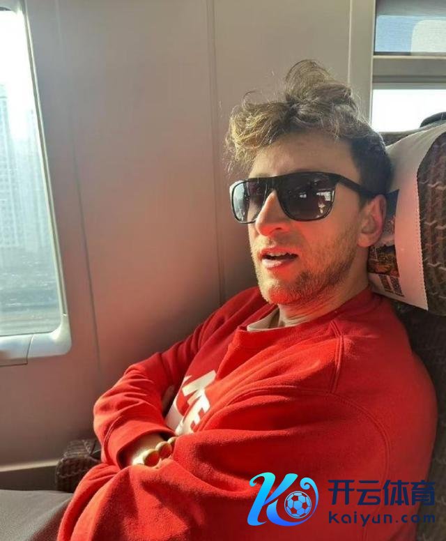 好意思国小伙埃文凯尔抵达哈尔滨