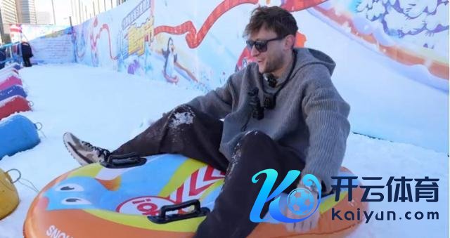 好意思国小伙埃文凯尔抵达哈尔滨 开启东北冰雪新旅程